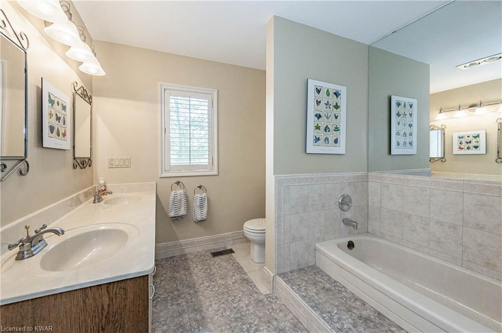 585 EASTGATE Walk, Waterloo, Ontario, Canada