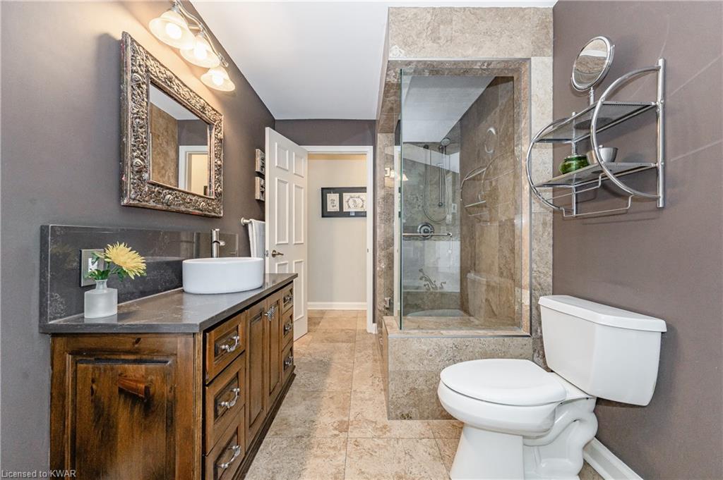 390 PINNACLE Drive, Kitchener, Ontario, Canada