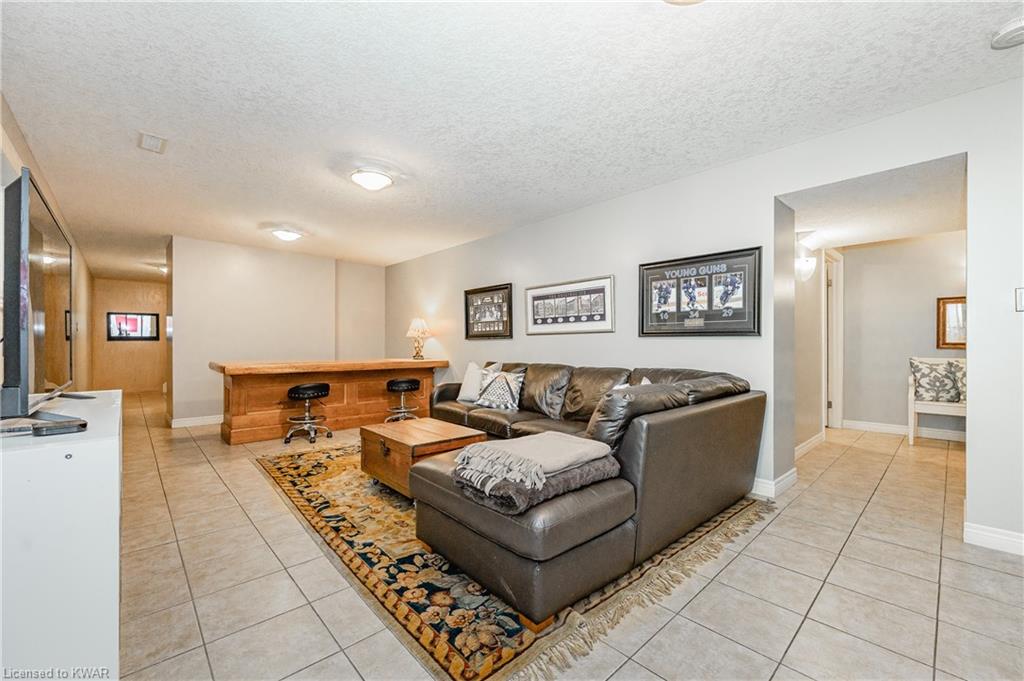 390 PINNACLE Drive, Kitchener, Ontario, Canada