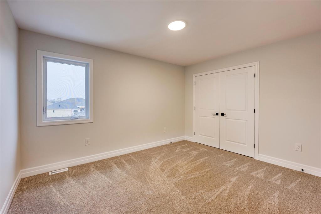 628 SWEETBAY Crescent, Sarnia, Ontario, Canada