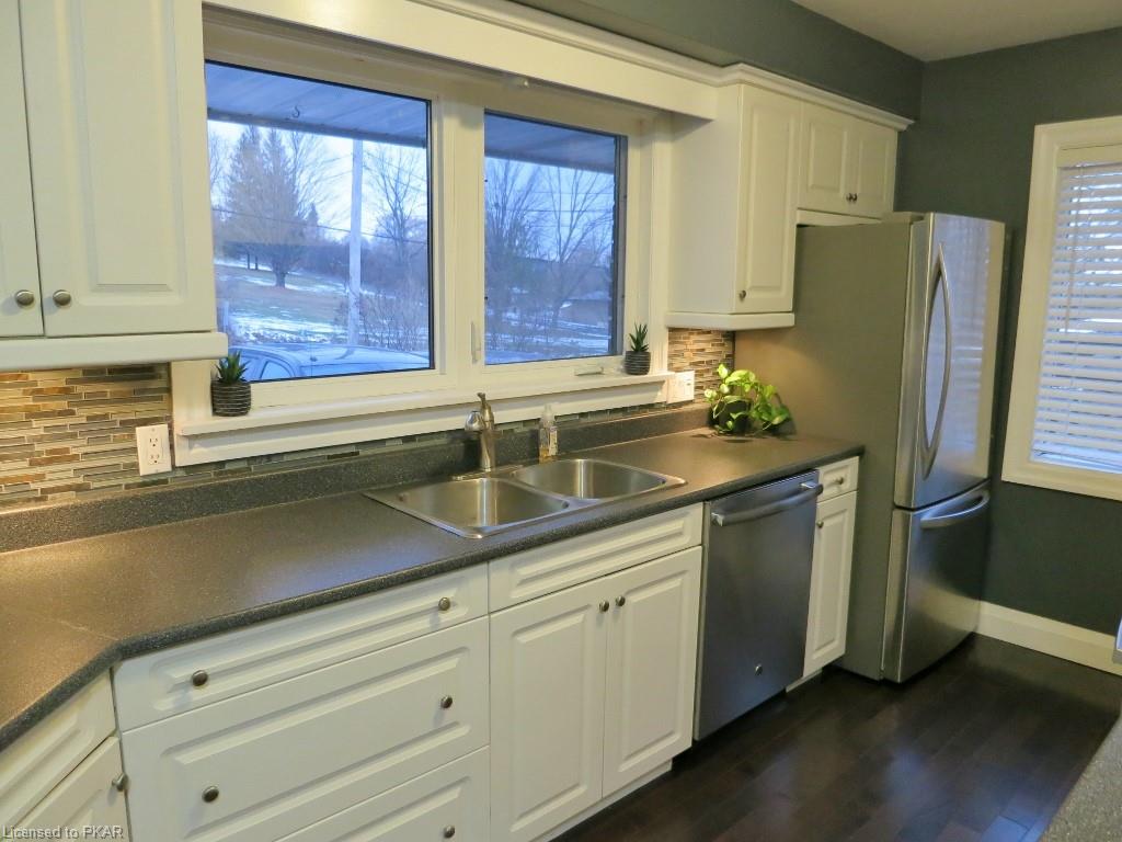 221 WOODLAND Drive, Selwyn Ontario, Canada