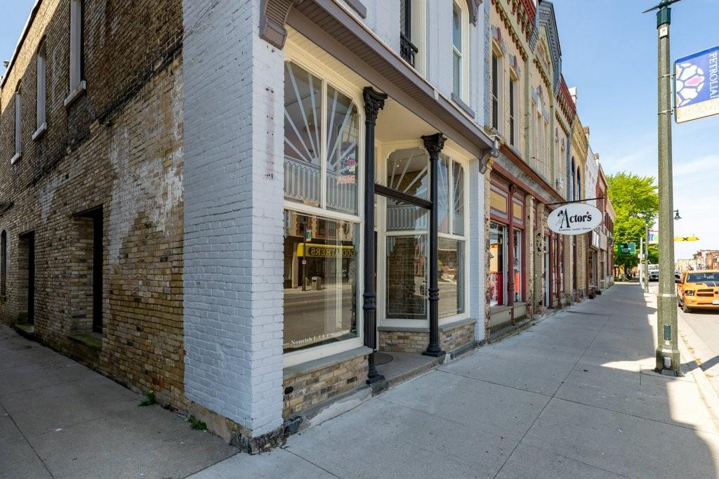 4215 PETROLIA Line, Petrolia Ontario, Canada