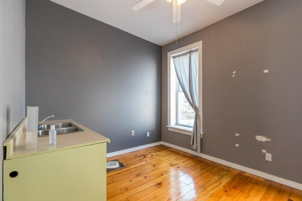 4215 PETROLIA Line, Petrolia Ontario, Canada