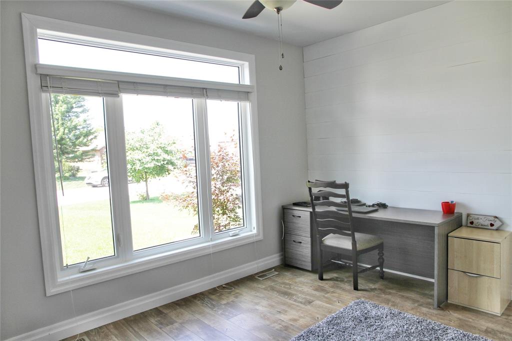 576 VALENTINA Street, Petrolia, Ontario, Canada