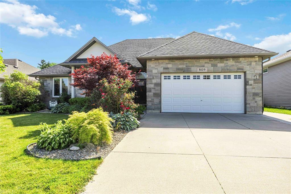 809 SECOND Crescent, Plympton-Wyoming, Ontario, Canada photo 1