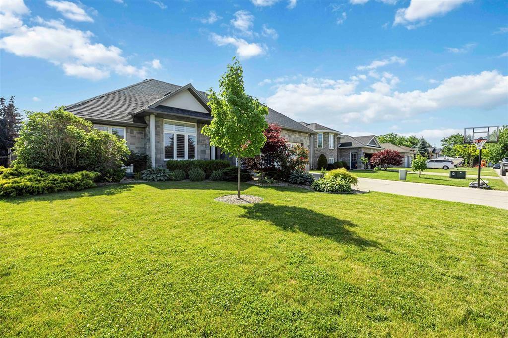 809 SECOND Crescent, Plympton-Wyoming, Ontario, Canada photo 2