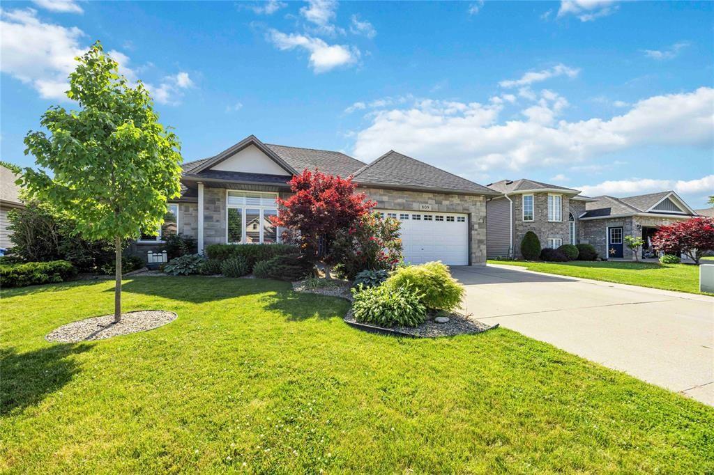 809 SECOND Crescent, Plympton-Wyoming, Ontario, Canada photo 3