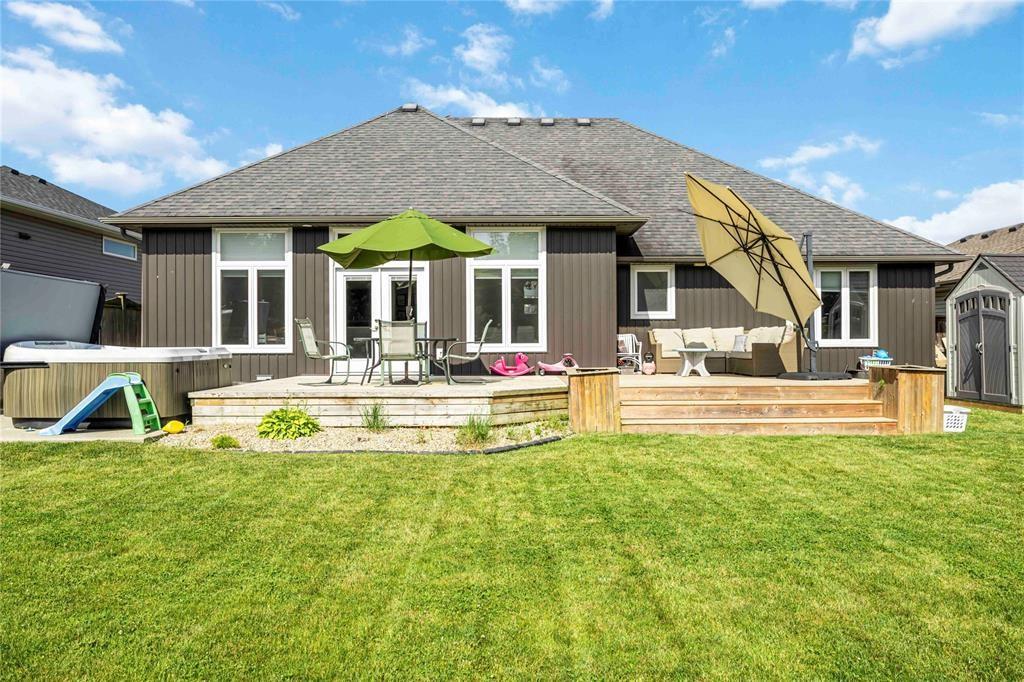 809 SECOND Crescent, Plympton-Wyoming, Ontario, Canada photo 9