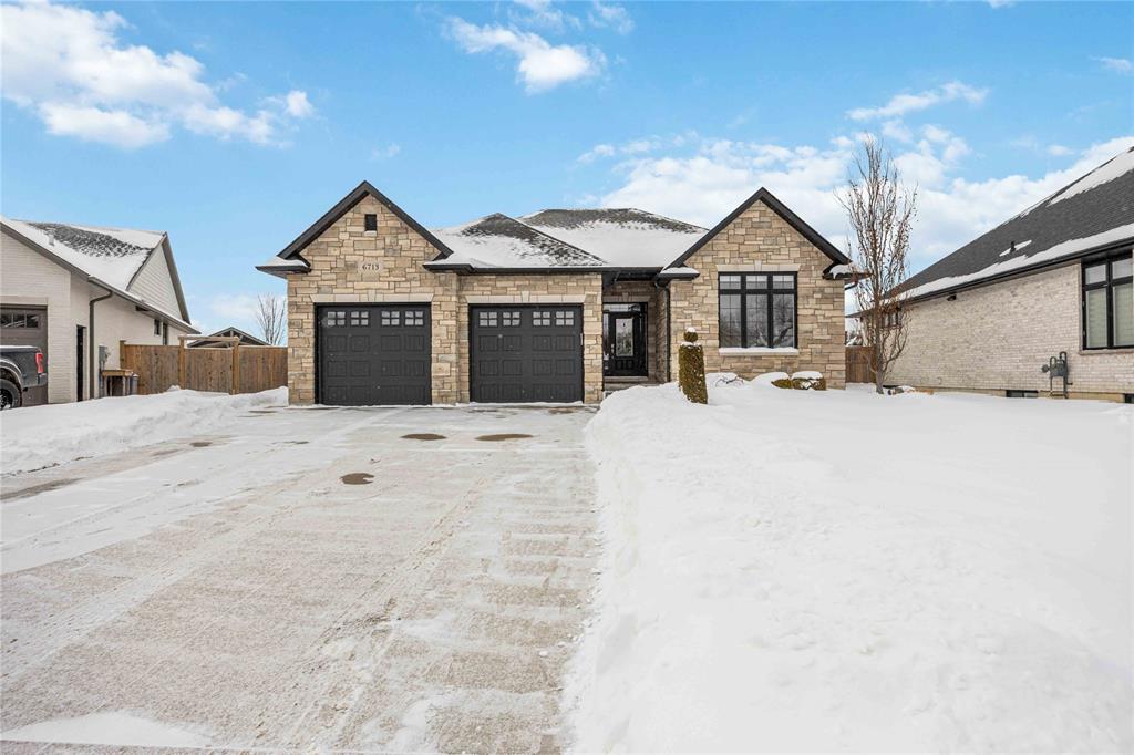 6713 Lincolnshire Court, Plympton-wyoming Ontario, Canada