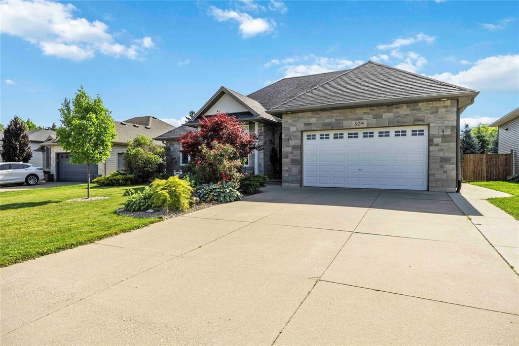 809 SECOND Crescent, Plympton-Wyoming, Ontario, Canada photo 4