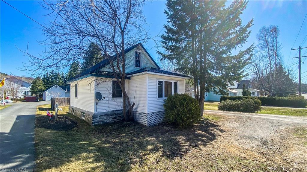 46 WEST Road, Huntsville Ontario, Canada