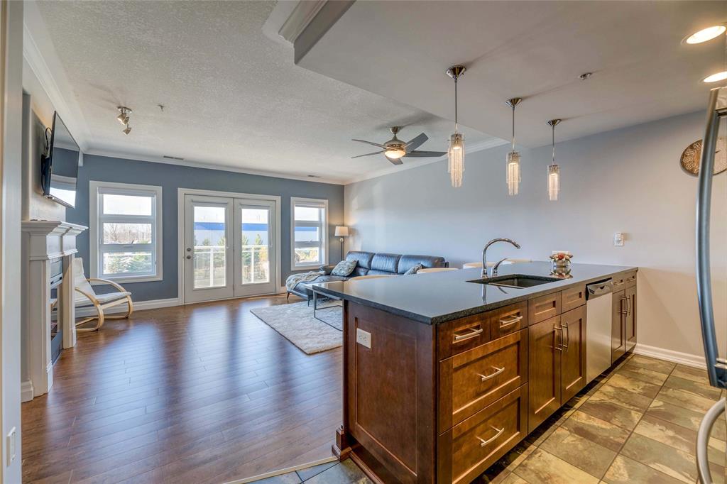1550 VENETIAN Boulevard Unit# 203, Point Edward Ontario, Canada