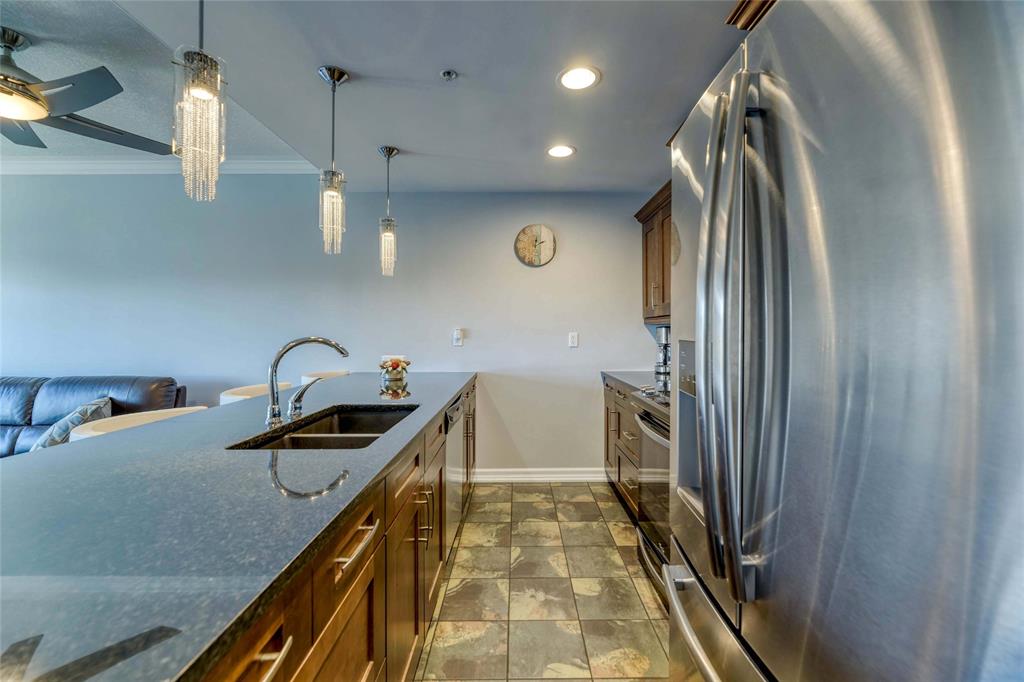 1550 VENETIAN Boulevard Unit# 203, Point Edward Ontario, Canada