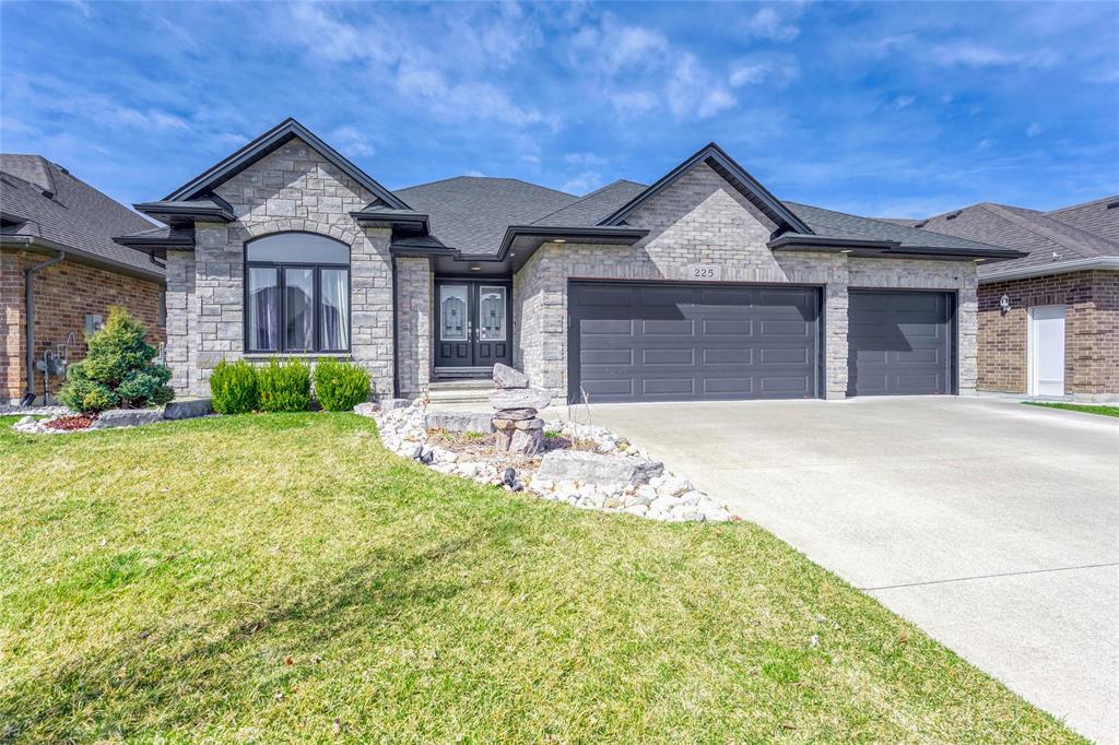 225 BASQUIAT Crescent, Sarnia, Ontario, Canada