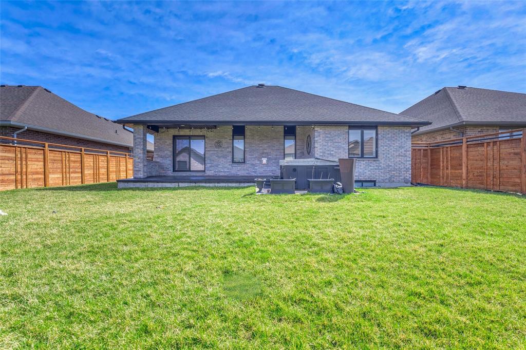 225 BASQUIAT Crescent, Sarnia, Ontario, Canada