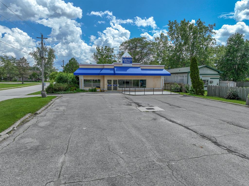 4375 PETROLIA Line, Petrolia, Ontario, Canada
