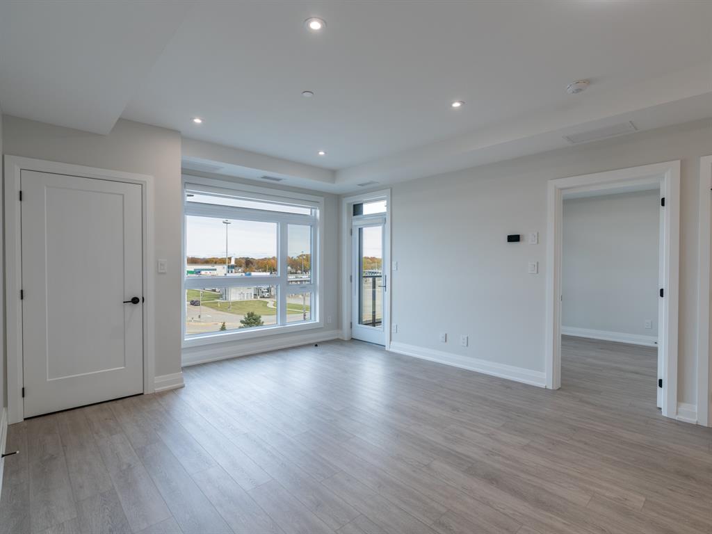 1540 VENETIAN Boulevard Unit# 404, Point Edward, Ontario, Canada photo 5