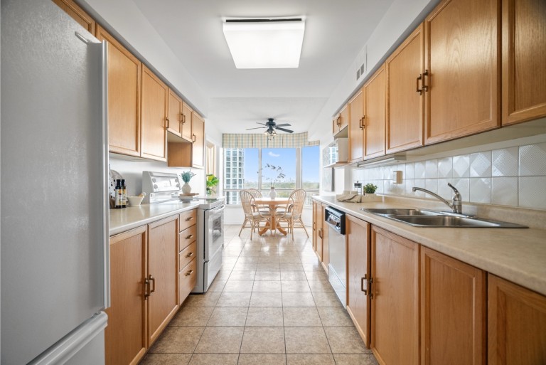 1300 Islington Avenue Unit 1604, Toronto, Ontario, Canada photo 10