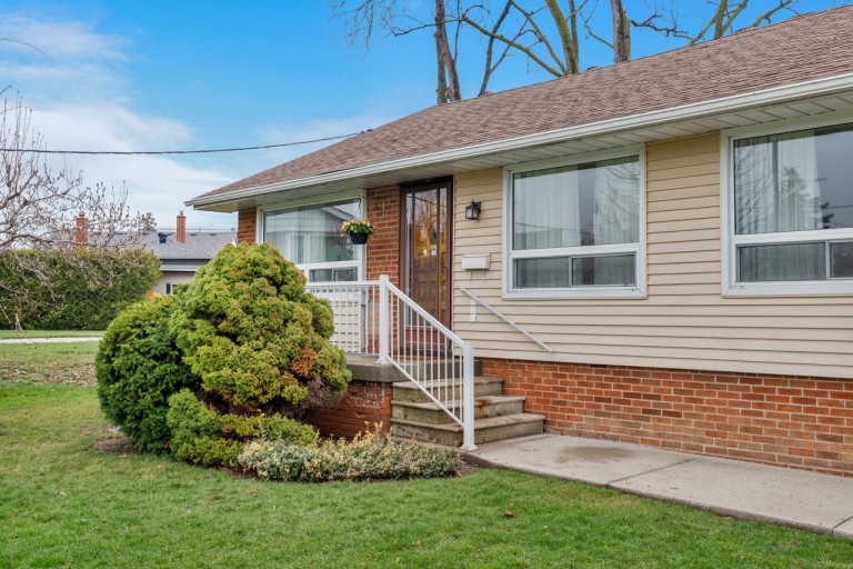 9 Camborne Avenue, Toronto, Ontario, Canada photo 3