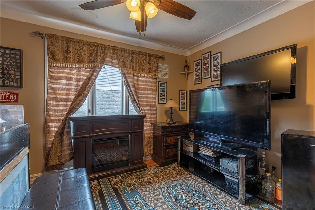 679 PARKSIDE Crescent, Kingston, Ontario, Canada