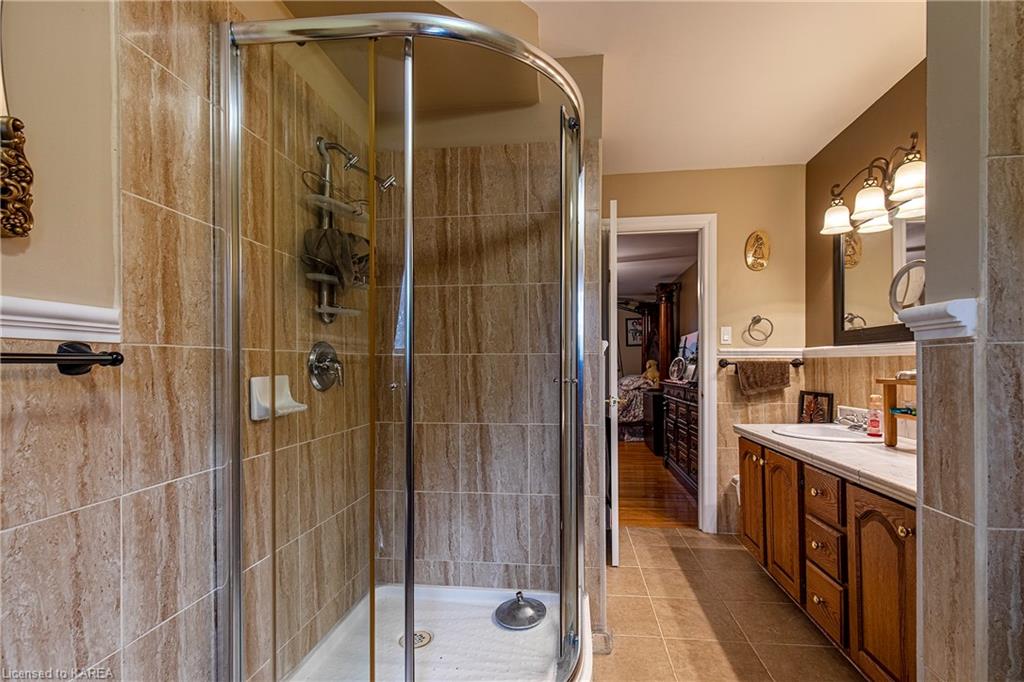 679 PARKSIDE Crescent, Kingston, Ontario, Canada