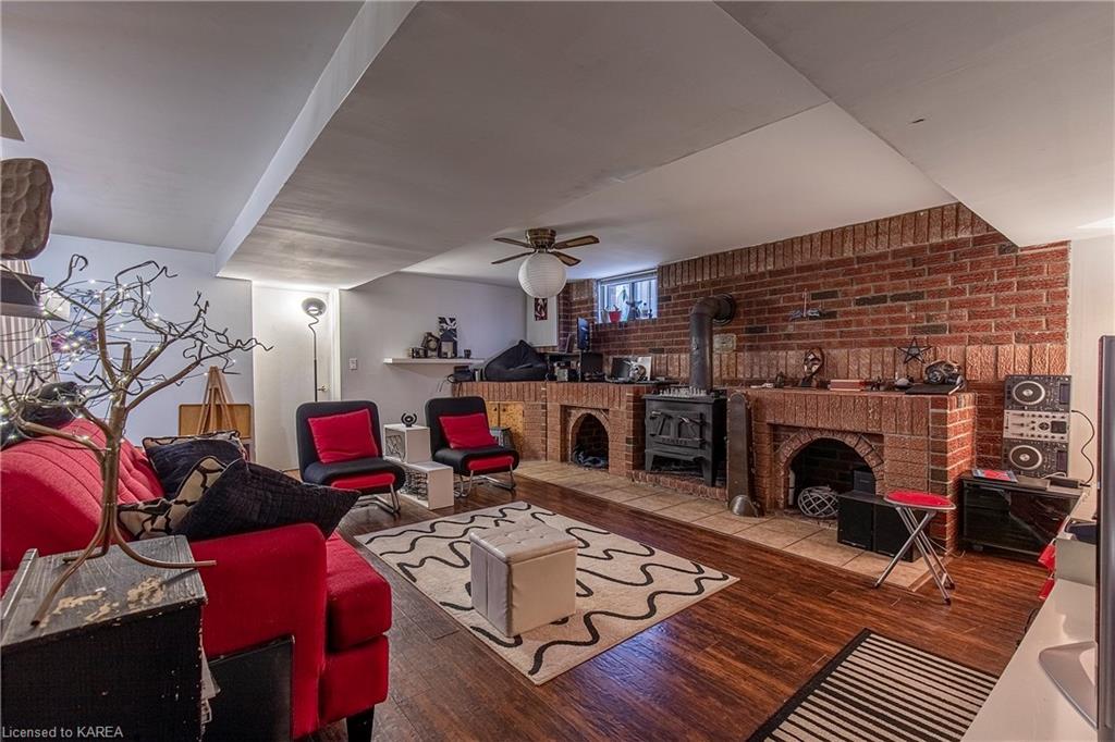 679 PARKSIDE Crescent, Kingston, Ontario, Canada