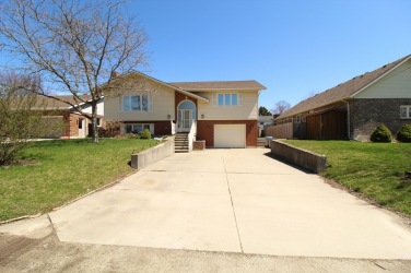 13 Eureka St, Forest Ontario, Canada