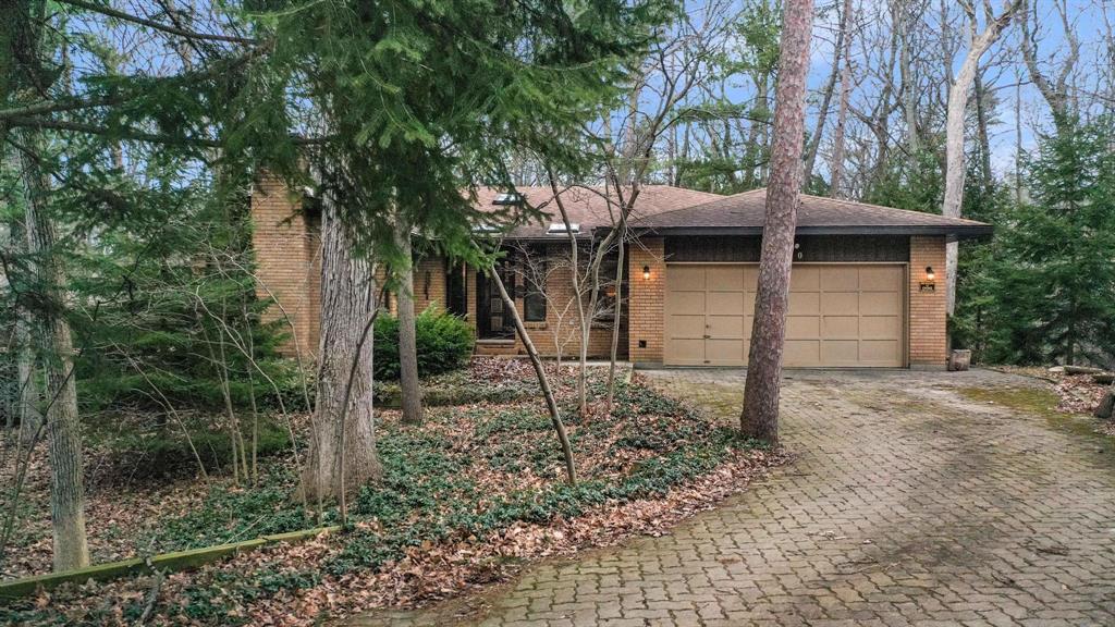 10300 Sherwood Crescent, Grand Bend Ontario, Canada