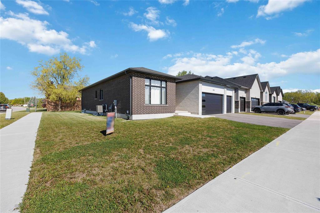 601 Sweetbay Crescent, Sarnia, Ontario, Canada photo 2