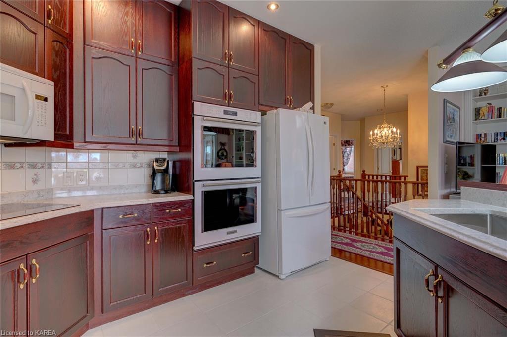 32 GLENORA Drive, Bath, Ontario, Canada