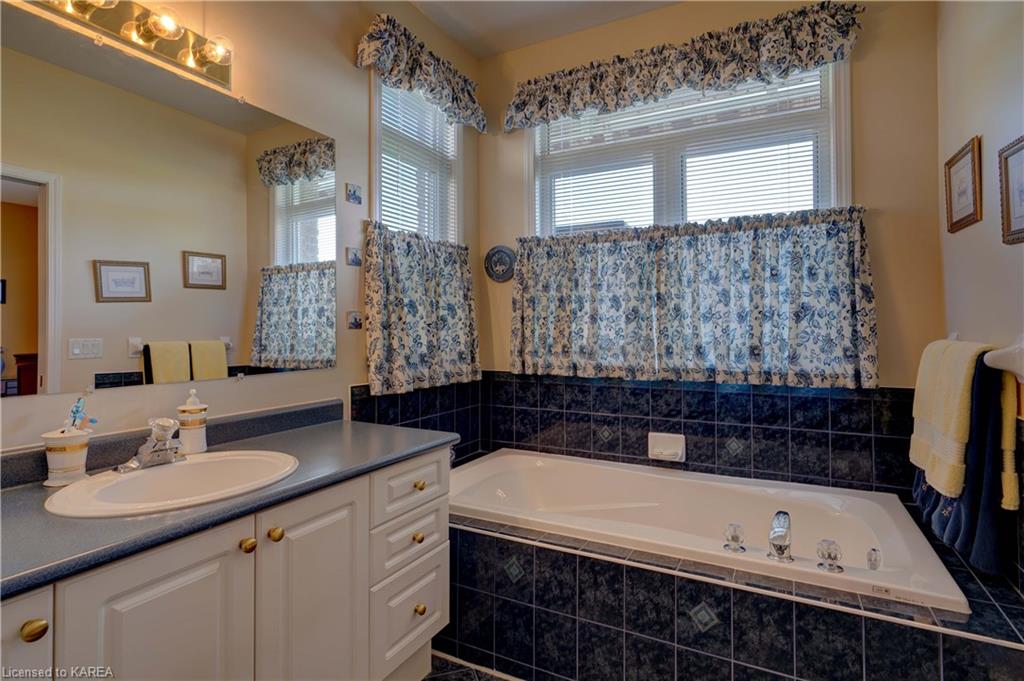 32 GLENORA Drive, Bath, Ontario, Canada