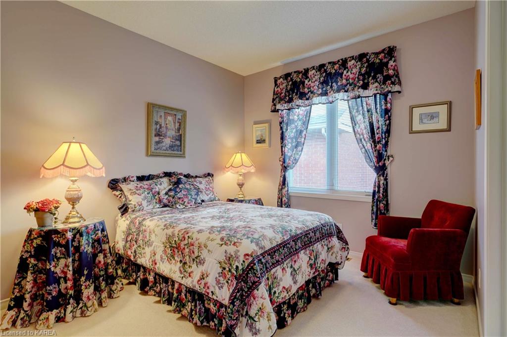 32 GLENORA Drive, Bath, Ontario, Canada