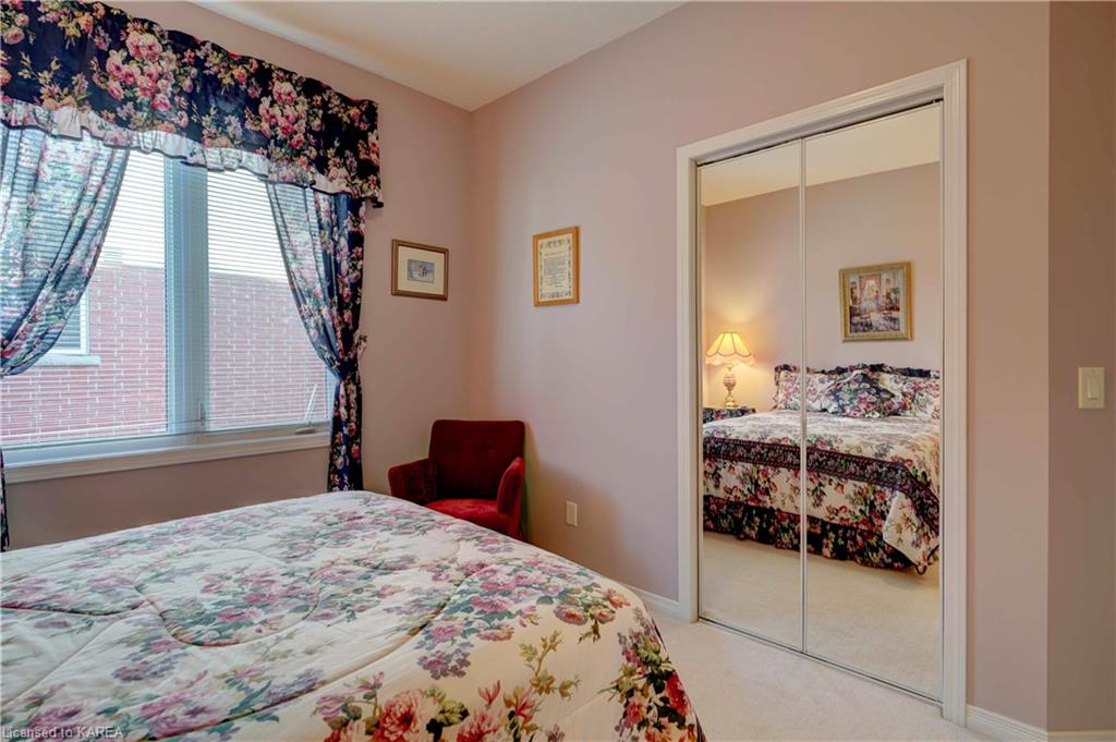 32 GLENORA Drive, Bath, Ontario, Canada