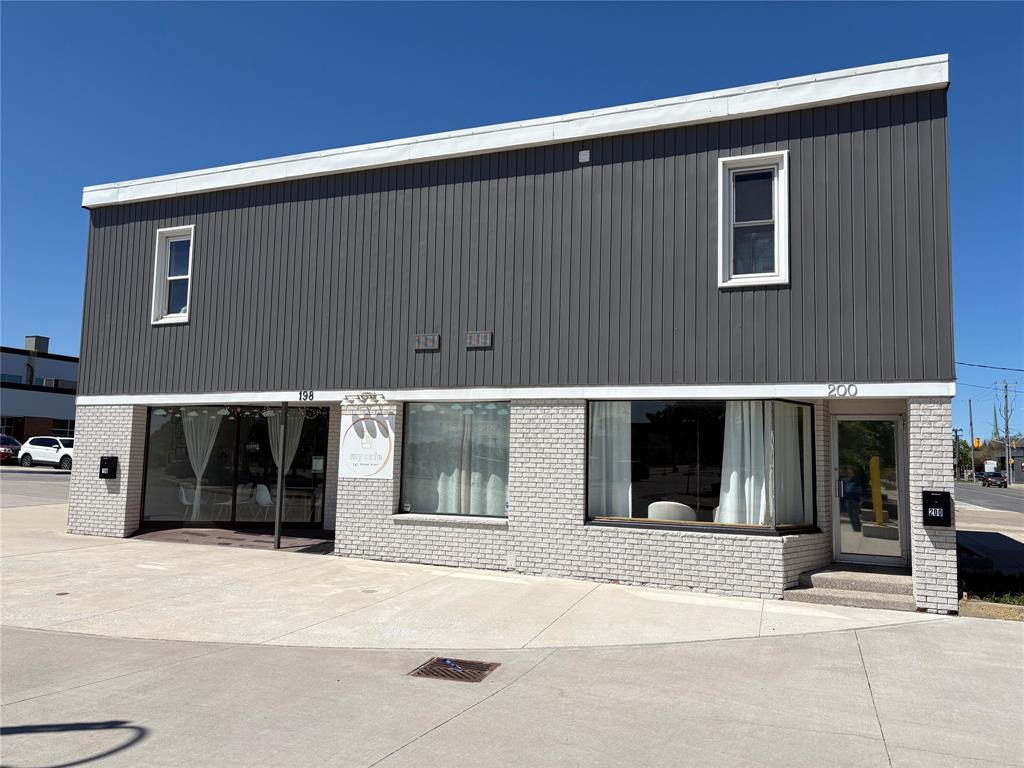 200 LOCHIEL Street, Sarnia, Ontario, Canada photo 1