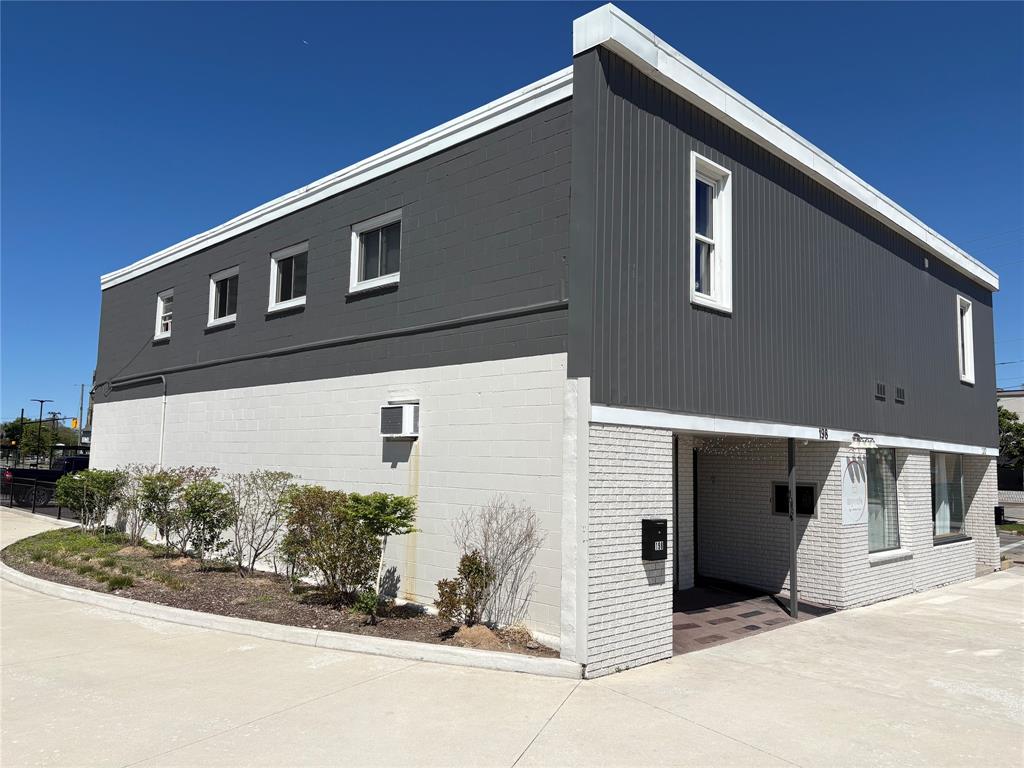 200 LOCHIEL Street, Sarnia, Ontario, Canada photo 2