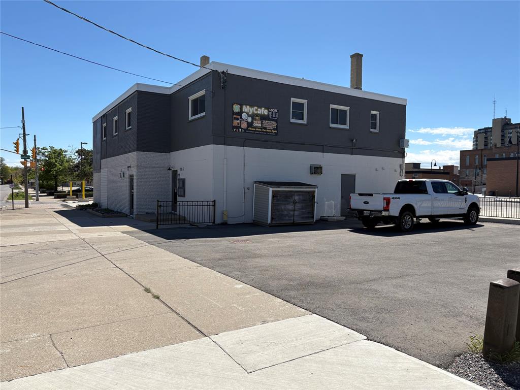 200 LOCHIEL Street, Sarnia, Ontario, Canada photo 3