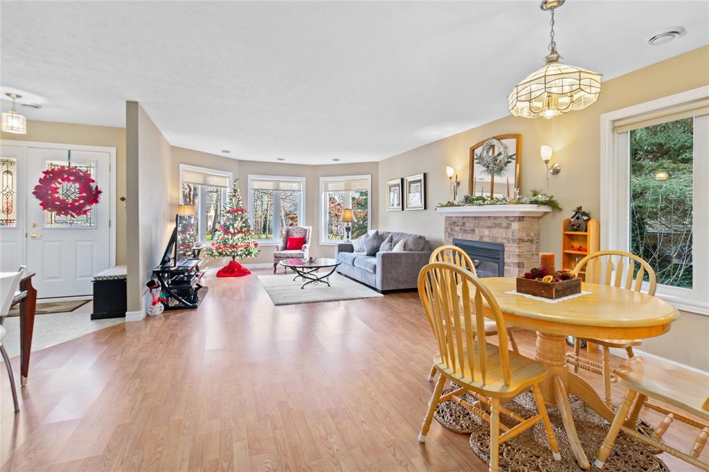 10212 PINEVIEW Crescent, Grand Bend, Ontario, Canada