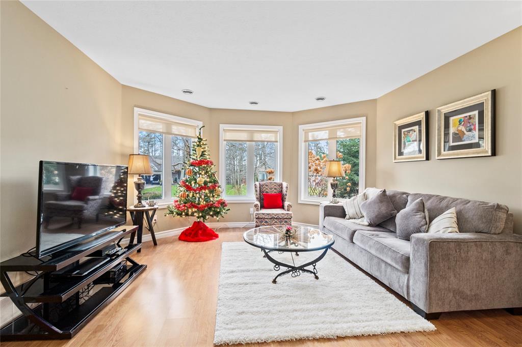10212 PINEVIEW Crescent, Grand Bend, Ontario, Canada