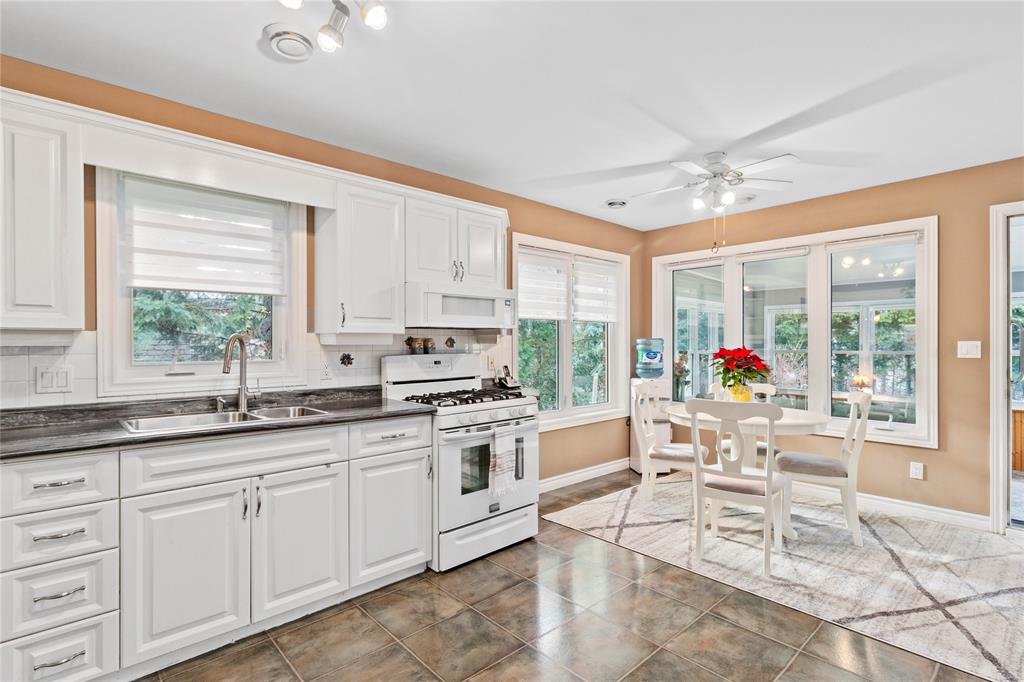 10212 PINEVIEW Crescent, Grand Bend, Ontario, Canada