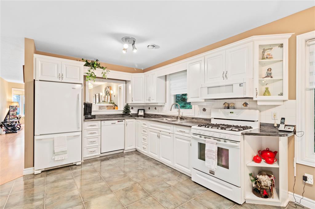 10212 PINEVIEW Crescent, Grand Bend, Ontario, Canada
