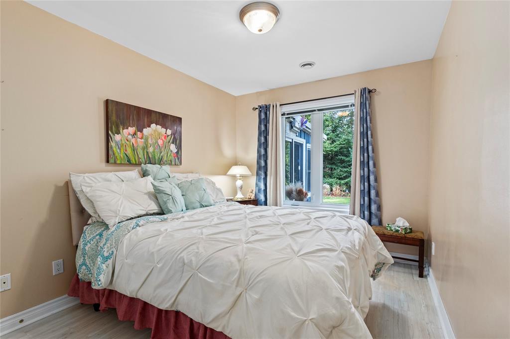10212 PINEVIEW Crescent, Grand Bend, Ontario, Canada
