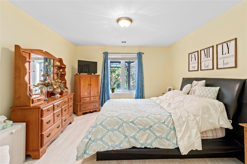 10212 PINEVIEW Crescent, Grand Bend, Ontario, Canada