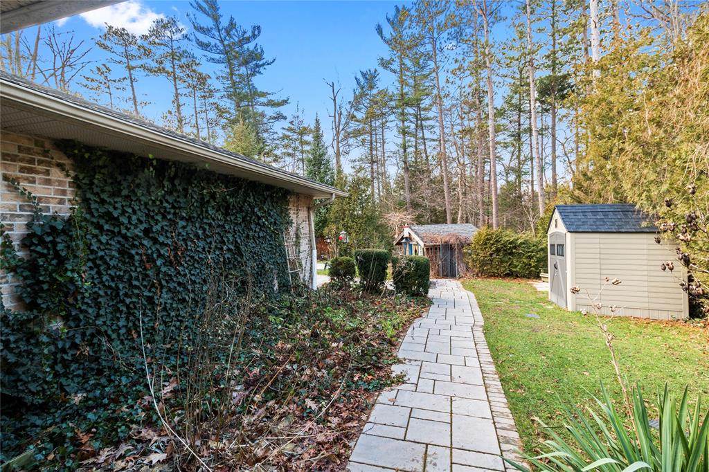 10212 PINEVIEW Crescent, Grand Bend, Ontario, Canada