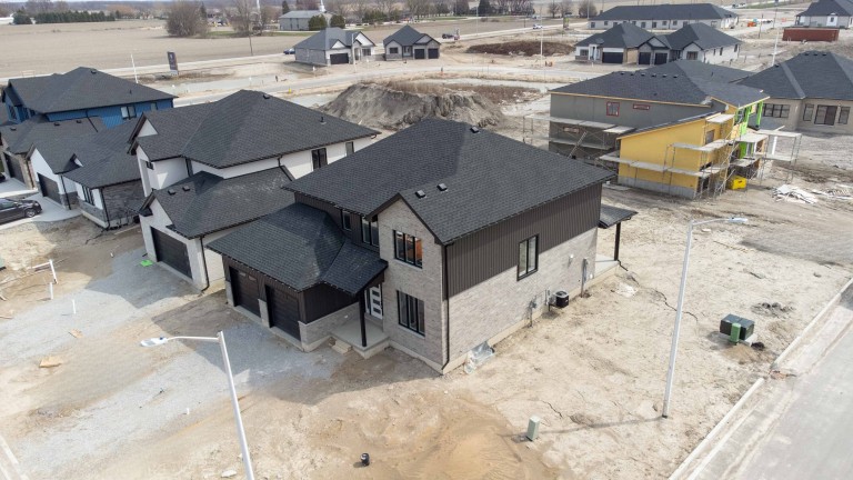 624 Sweetbay Crescent, Sarnia, Ontario, Canada