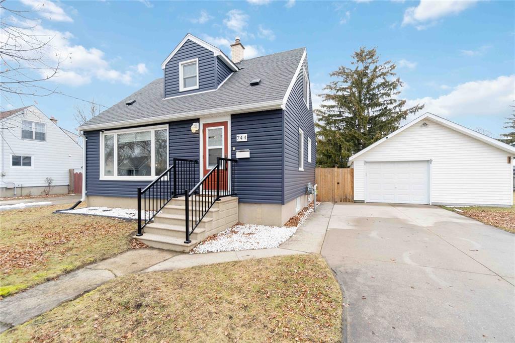 744 OAKDALE Avenue, Sarnia, Ontario, Canada