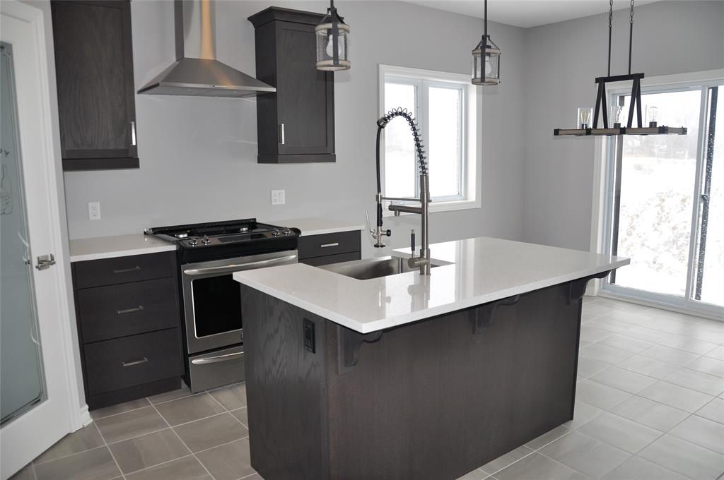 481 JULIANNA Court, Plympton-Wyoming, Ontario, Canada photo 4