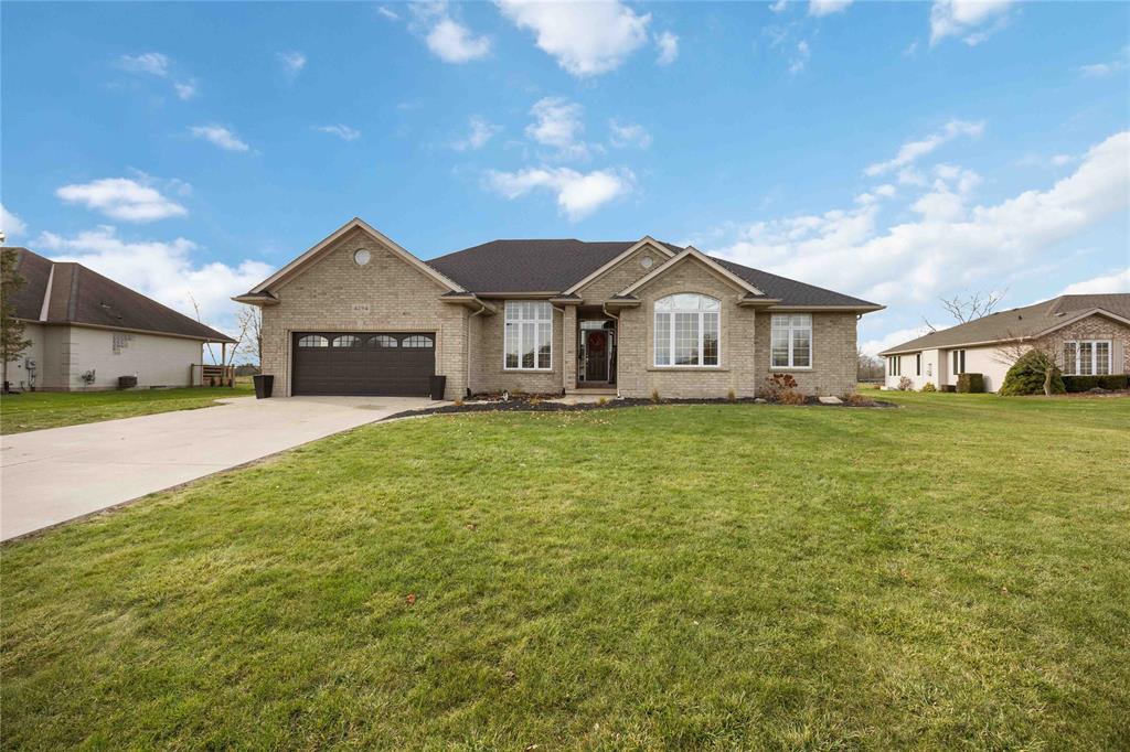 4294 GARDEN Crescent, Petrolia, Ontario, Canada photo 1