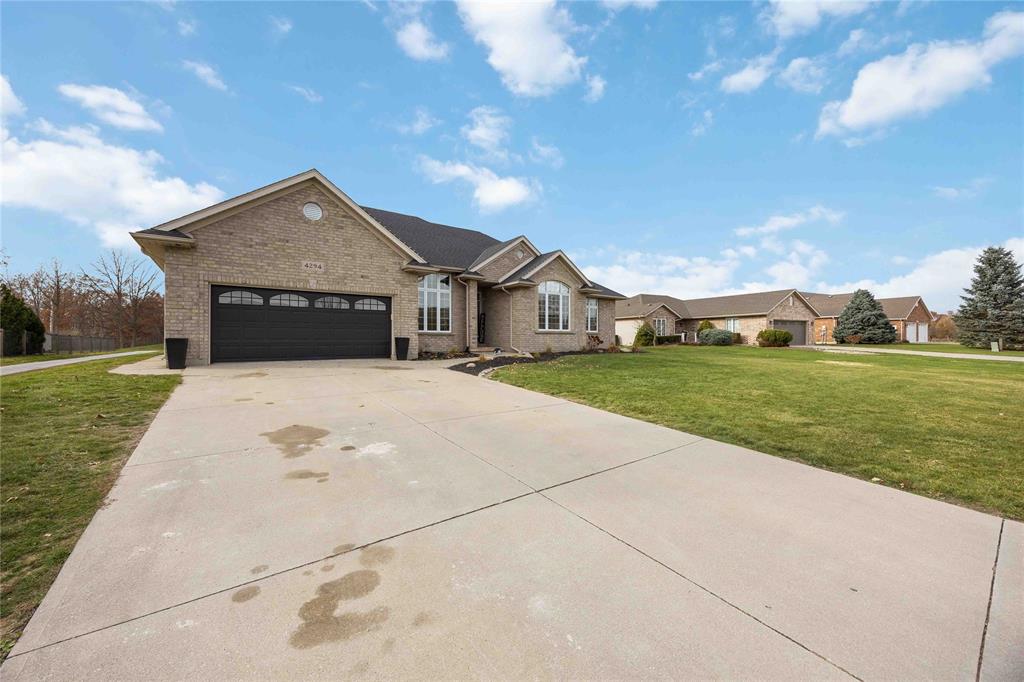4294 GARDEN Crescent, Petrolia, Ontario, Canada photo 2