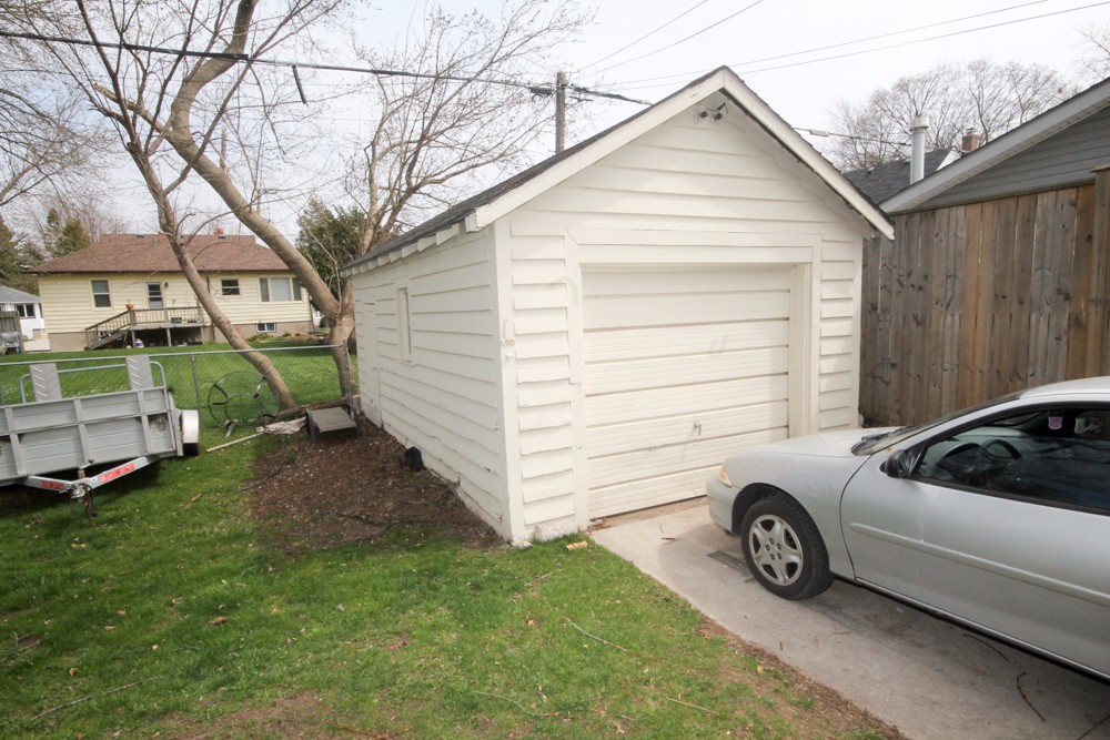 754 MURPHY RD, Sarnia, Ontario, Canada photo 2