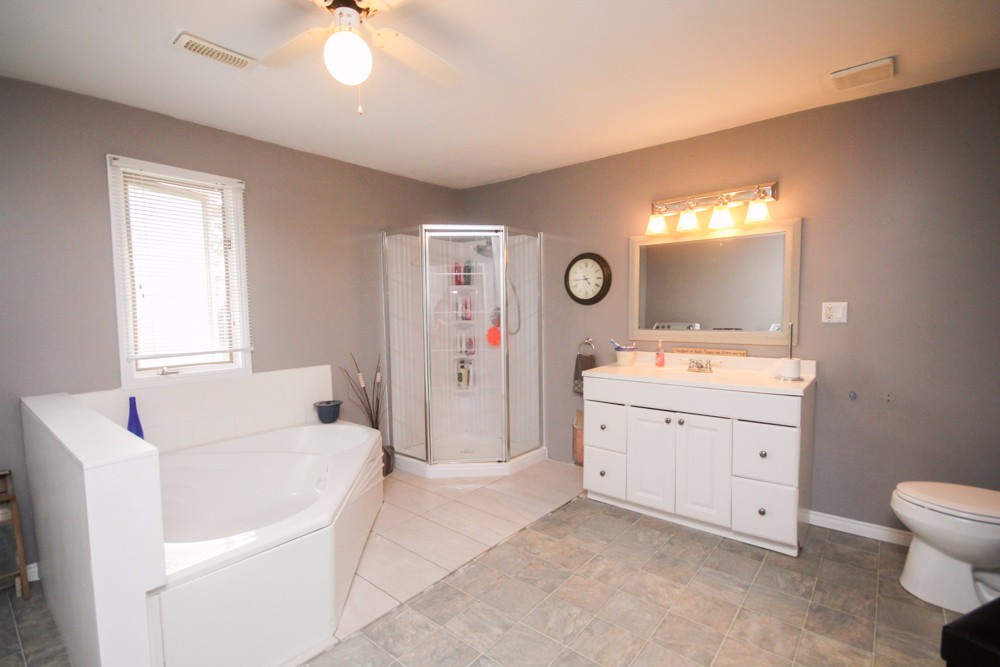5773 WANSTEAD RD, Plympton-Wyoming, Ontario, Canada photo 2